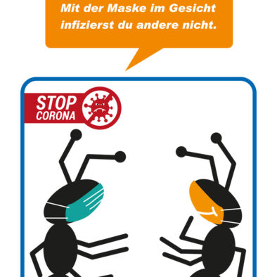 Mit der Maske im Gesicht