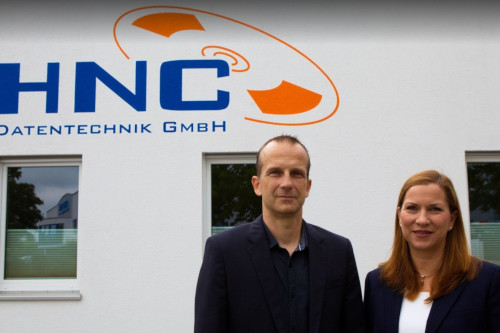 Michaela und Andre vor der Firma | HNC-Gebäude